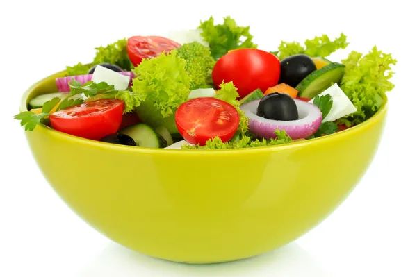 Griechischer Salat auf Teller isoliert auf weißem — Stockfoto