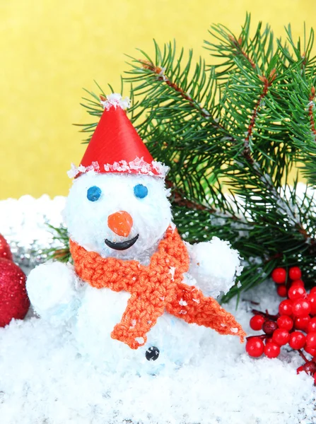 Hermoso muñeco de nieve y decoración de Navidad, sobre fondo dorado — Foto de Stock