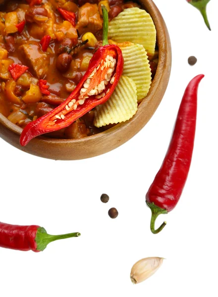 Chili Corn Carne - nourriture traditionnelle mexicaine, dans un bol en bois, sur une serviette, isolée sur du blanc — Photo