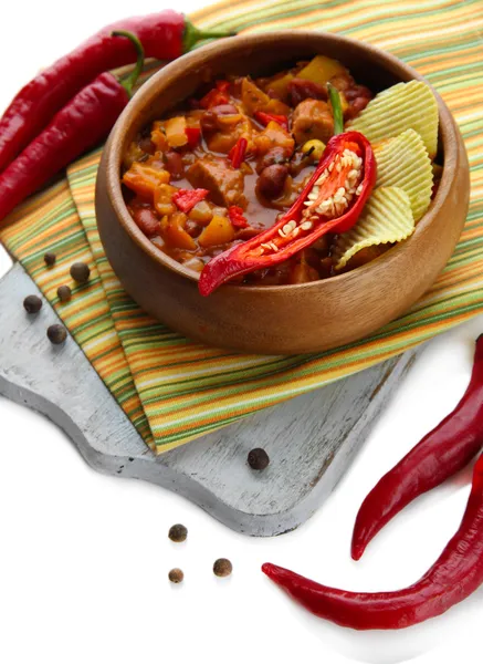 Chili Mais Carne - traditionelles mexikanisches Essen, in Holzschüssel, auf Serviette, isoliert auf weiß — Stockfoto