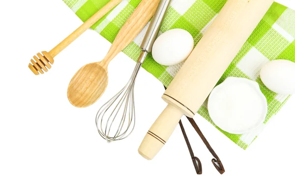 Conceito de cozinha. Ingredientes básicos de cozimento e utensílios de cozinha isolados em branco — Fotografia de Stock