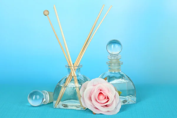 Palos aromáticos para el hogar con olor floral sobre fondo azul — Foto de Stock