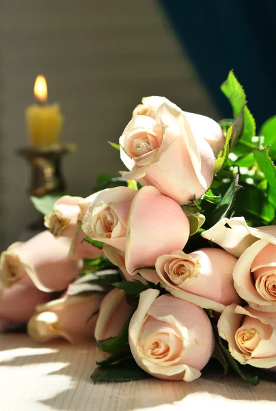 Vacker bukett av rosor, på mörk bakgrund — Stockfoto