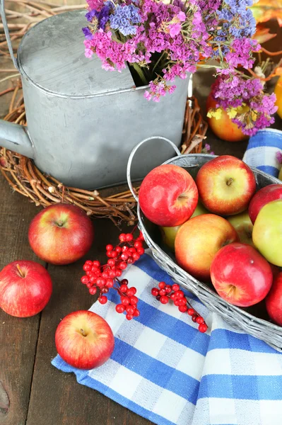 Saftige Äpfel im Korb auf dem Tisch in Großaufnahme — Stockfoto