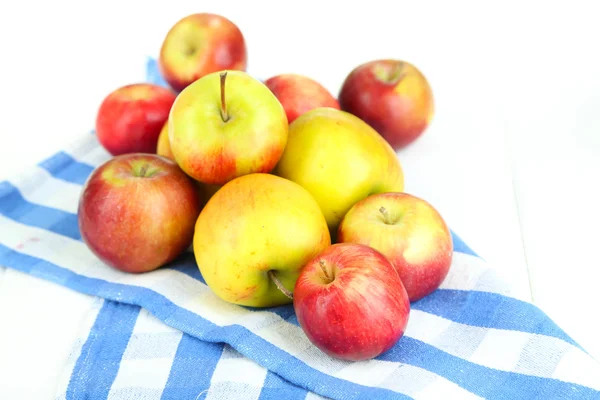 Sappige appels geïsoleerd op wit — Stockfoto