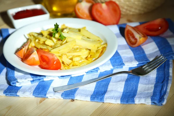 Ruddy stekt potatis på plattan på träbord närbild — Stockfoto