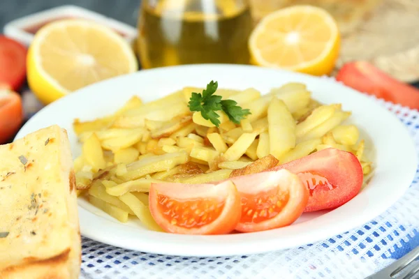 Patatas fritas en plato sobre mesa de madera primer plano —  Fotos de Stock