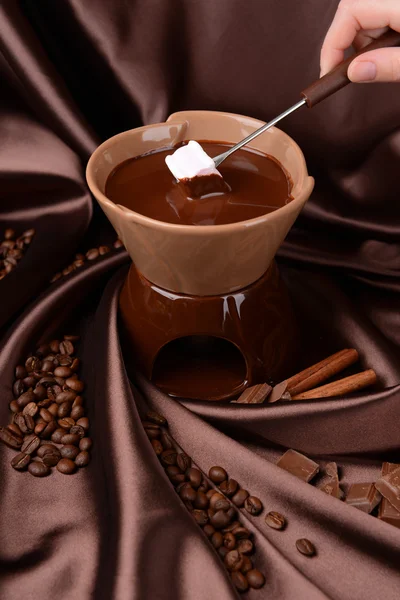 Chocolate fondue with marshmallow candies, on brown background — Stock Photo, Image