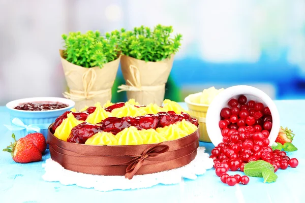 Torta caseira frutada saborosa com bagas, na mesa — Fotografia de Stock
