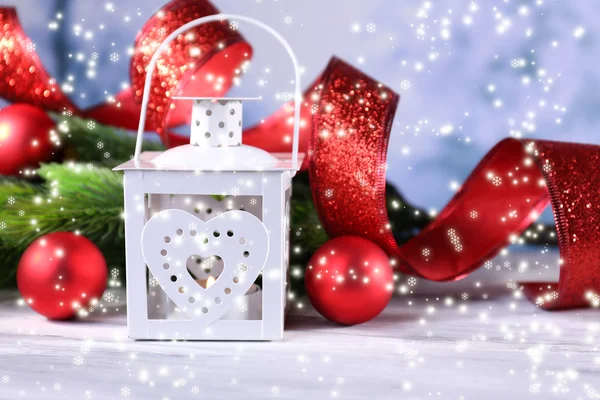 Kompozycja z Boże Narodzenie latarnia, jodły i dekoracje na jasnym tle — Zdjęcie stockowe