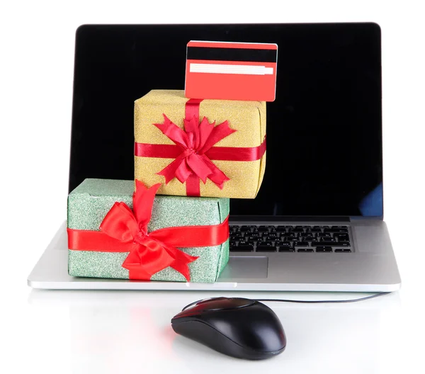 Computer portatile, regali e mouse isolato su bianco — Foto Stock