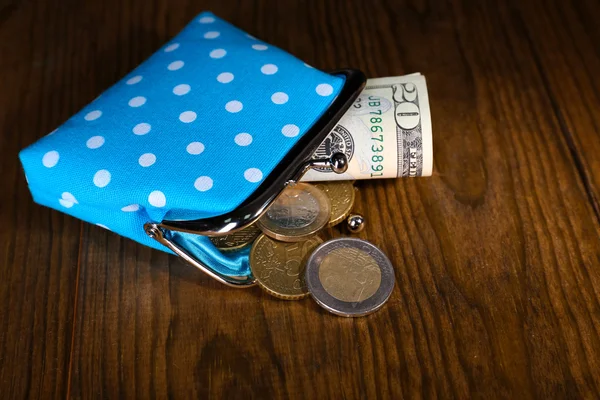 Blauwe tas met geld op tafel close-up — Stockfoto