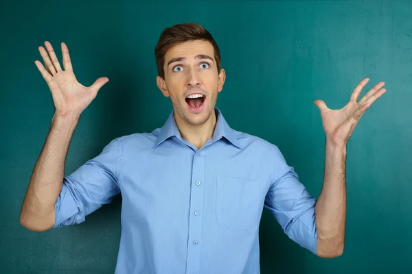 Jonge leraar in de buurt van schoolbord in school klas — Stockfoto