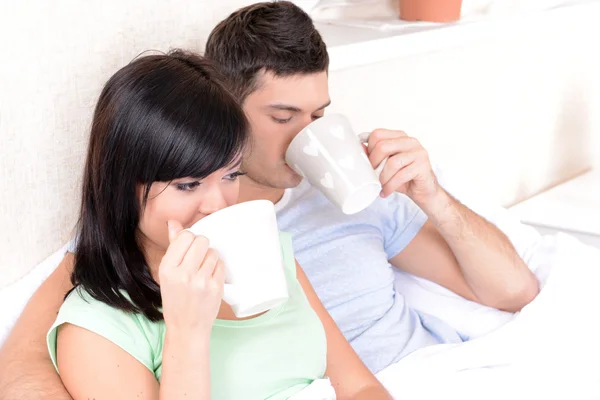 Casal apaixonado beber café na cama — Fotografia de Stock