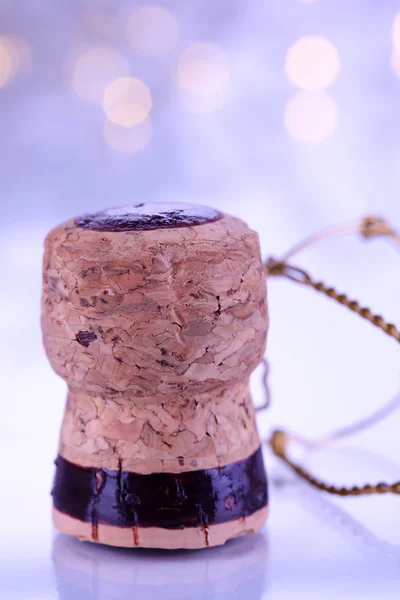 Champagner-Korken auf Weihnachtsbeleuchtung Hintergrund — Stockfoto