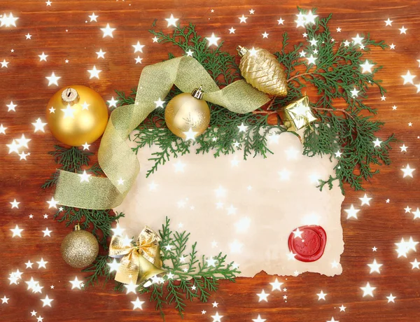 Cadre avec papier vintage et décorations de Noël sur fond bois — Photo