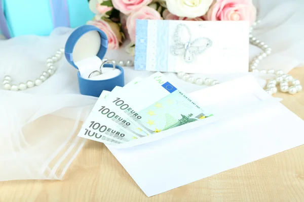 Notas de euro como presente no casamento em close-up de mesa de madeira — Fotografia de Stock