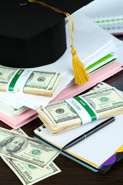 Dinheiro para graduação ou treinamento em mesa de madeira close-up — Fotografia de Stock