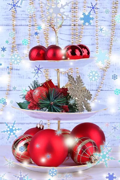 디저트에 크리스마스 훈장 나무 바탕에 서 서 — Stockfoto