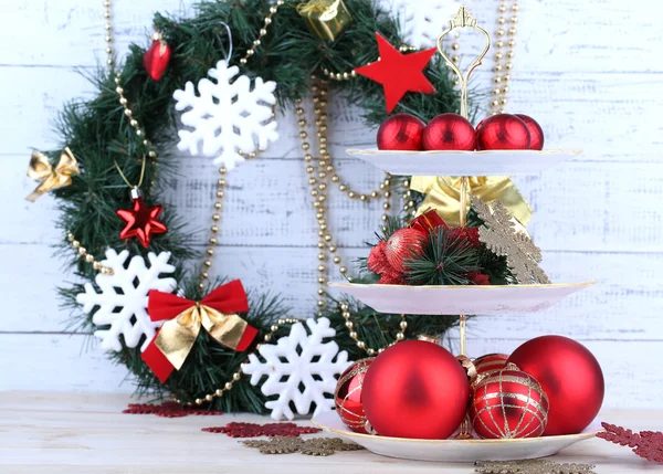 Decoraciones de Navidad en el soporte de postre, sobre fondo de madera de color — Foto de Stock