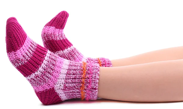 Frauenbeine in bunten Socken, isoliert auf weiß — Stockfoto