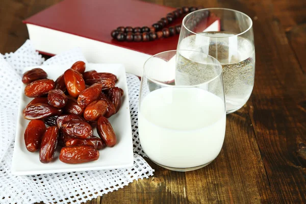 Εννοιολογική φωτογραφία του Ραμαζανιού τροφίμων: ημερομηνίες παλάμη, γάλα και νερό — Φωτογραφία Αρχείου