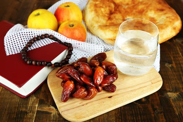 Composição com comida tradicional Ramadã, sobre fundo de madeira — Fotografia de Stock