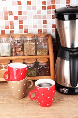 bardak ve tablo mozaik karo zemin üzerine mutfakta kahve makinesi