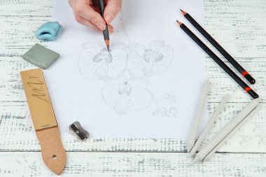 el bir kroki ile profesyonel sanat malzemeleri, ahşap tablosuna çizilir.