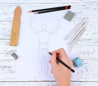 el bir kroki ile profesyonel sanat malzemeleri, ahşap tablosuna çizilir.
