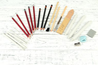 profesyonel sanat malzemeleri, ahşap masa