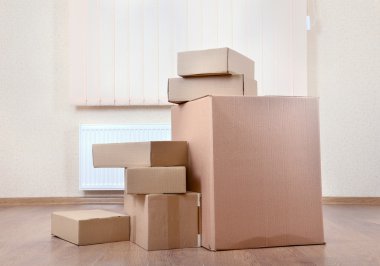 boş oda ile yığın karton: hareketli ev concept