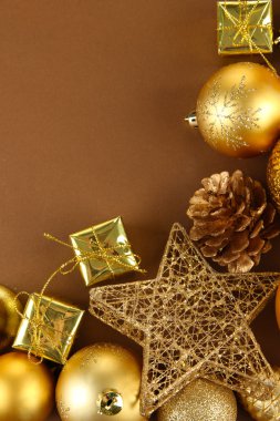 kahverengi zemin üzerinde güzel bir Noel süsleri