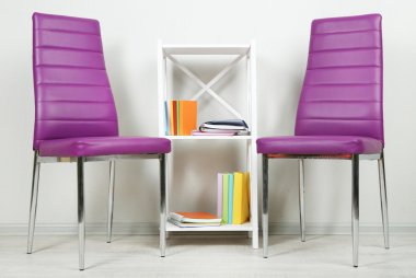 modern renkli sandalyeler, ahşap stand, duvar fon üzerine kitap ile güzel iç