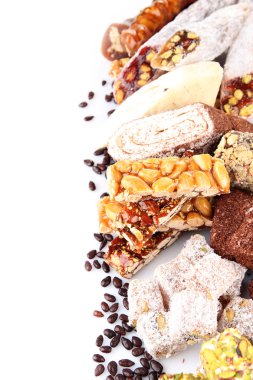 beyaz izole lezzetli oryantal tatlılar