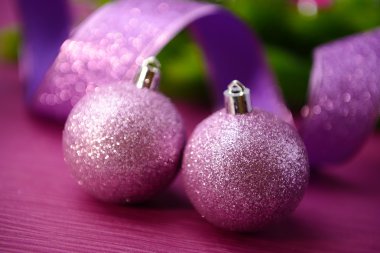 çam ağacı, renkli arka plan üzerinde Noel topları