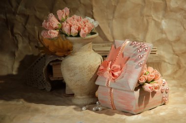 vintage tabut ve çiçeklerle güzel natürmort