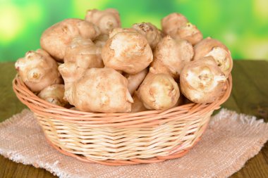 hasır sepet parlak zemin üzerine masada kökleri topinambur