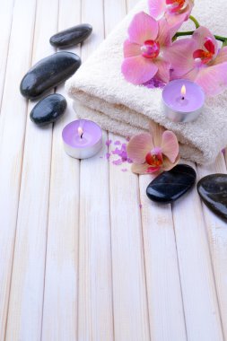 güzel çiçek ile natürmort orkide çiçek, havlu ve deniz tuzu, renk ahşap arka plan üzerine bir kase