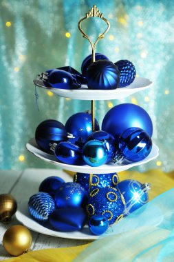 Noel süslemeleri tatlı üzerinde durmak, renkli arka plan üzerinde