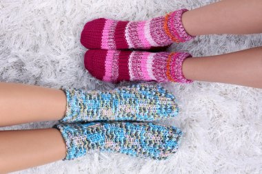 bacaklar beyaz Halı zemin üzerine renkli çoraplı