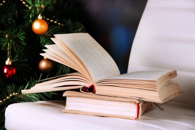 Noel ağacı arka koltuğa kitapları ile kompozisyon