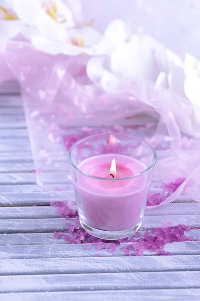 美丽五颜六色的蜡烛和兰花鲜花的色彩木制背景 — 图库照片