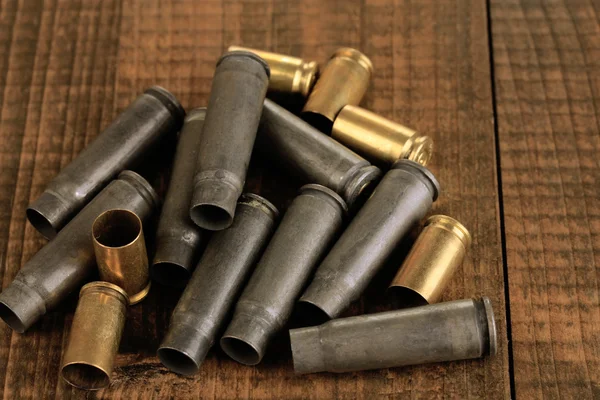 Shotgun cartridges on wooden table close-up — Stock Photo, Image