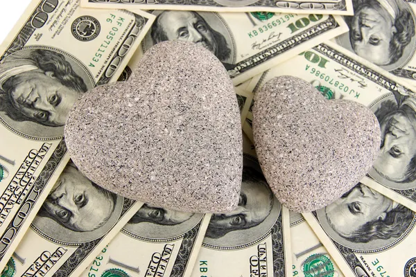 Любовь и деньги. Камень в форме сердца и американская валюта . — стоковое фото