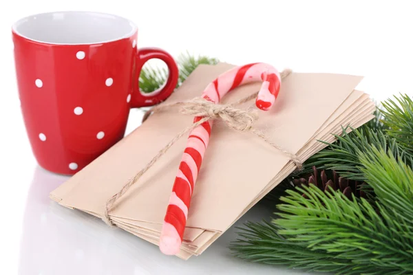 Bastoncini di zucchero natalizio, coppa con bevanda calda e lettere per Babbo Natale, isolati su bianco — Foto Stock