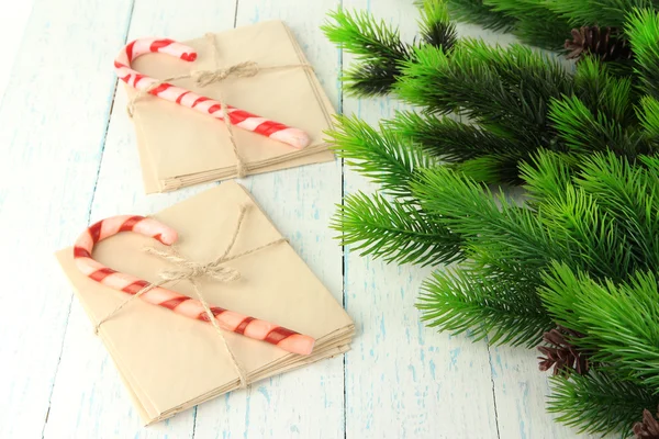 Weihnachten Zuckerstangen und Buchstaben für Weihnachtsmann, auf farbigem Holzhintergrund — Stockfoto