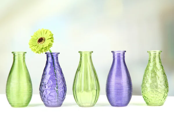 Různé dekorativní vázy na polici na světlé pozadí — Stock fotografie