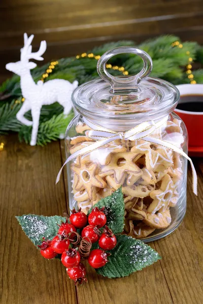 Leckere Weihnachtsplätzchen im Glas auf dem Tisch in Großaufnahme — Stockfoto