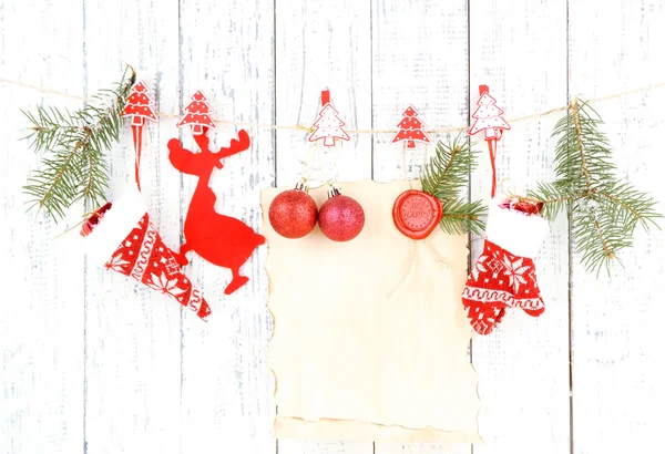Vánoční příslušenství zavěšené na dřevěné stěně obrazce bílé — Stock fotografie
